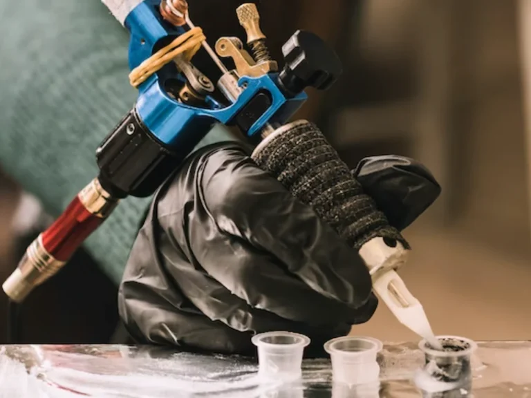 El arte del tatuaje en Canarias está viviendo una revolución gracias a las innovaciones tecnológicas y la creciente demanda de diseños únicos. Desde máquinas avanzadas hasta accesorios imprescindibles, los tatuadores tienen a su disposición todas las herramientas necesarias para llevar su creatividad al siguiente nivel. Visita Canary Islands Tattoo & Supplies para descubrir los últimos productos y servicios que están marcando tendencia en la industria. ¡Haz que tu estudio destaque con las mejores herramientas del mercado!